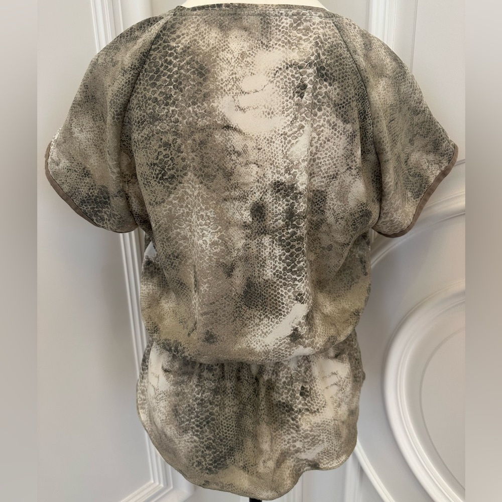 Aritzia Wilfred Y2K Snakeskin Peplum V Neck Top (Size Medium) - Picture 6 of 8